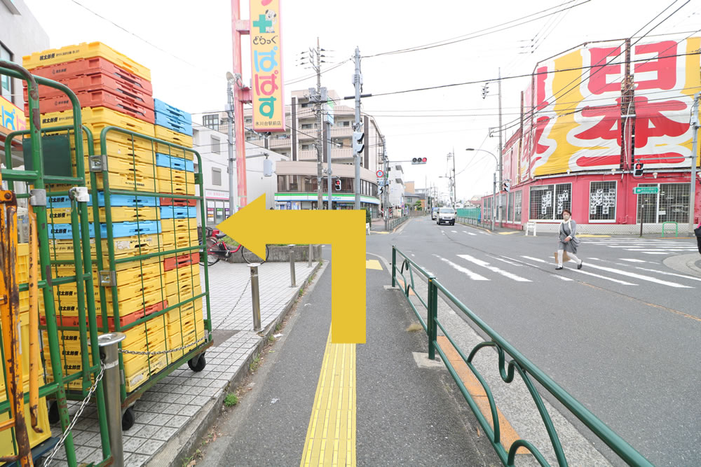 ④交差点を左折します。